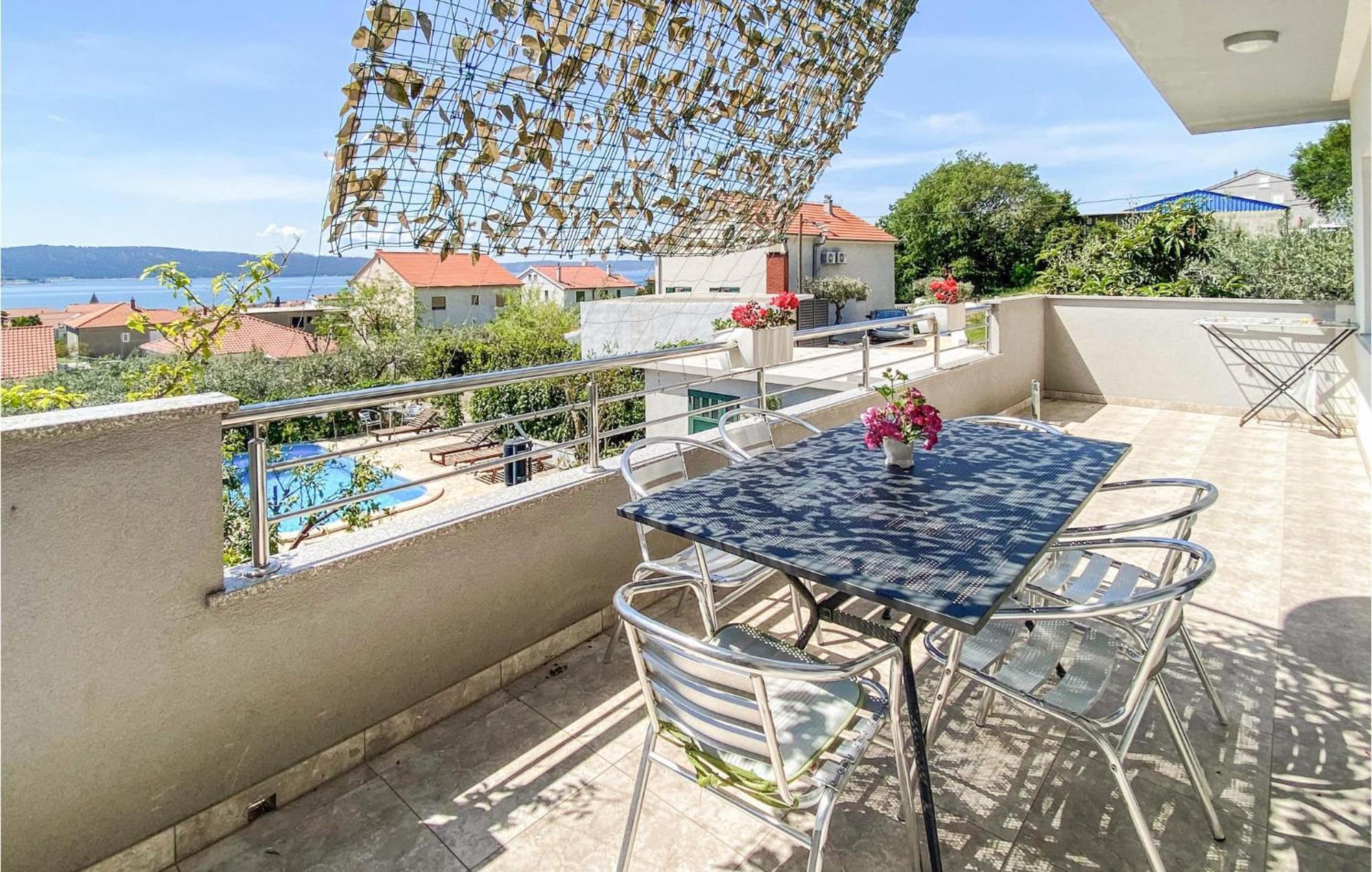 Kaštela Amazing Apartment In Kastel Sucurac With Kitchen מראה חיצוני תמונה