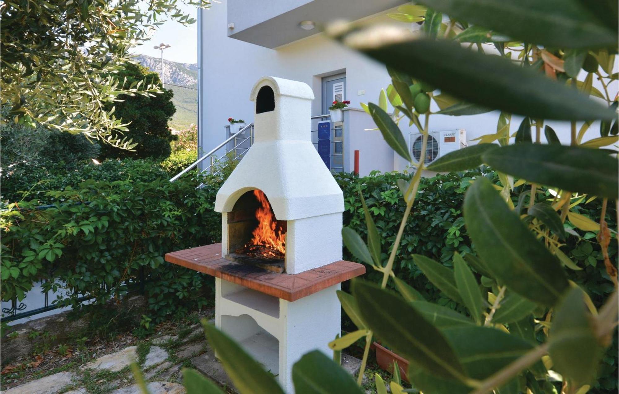 Kaštela Amazing Apartment In Kastel Sucurac With Kitchen מראה חיצוני תמונה