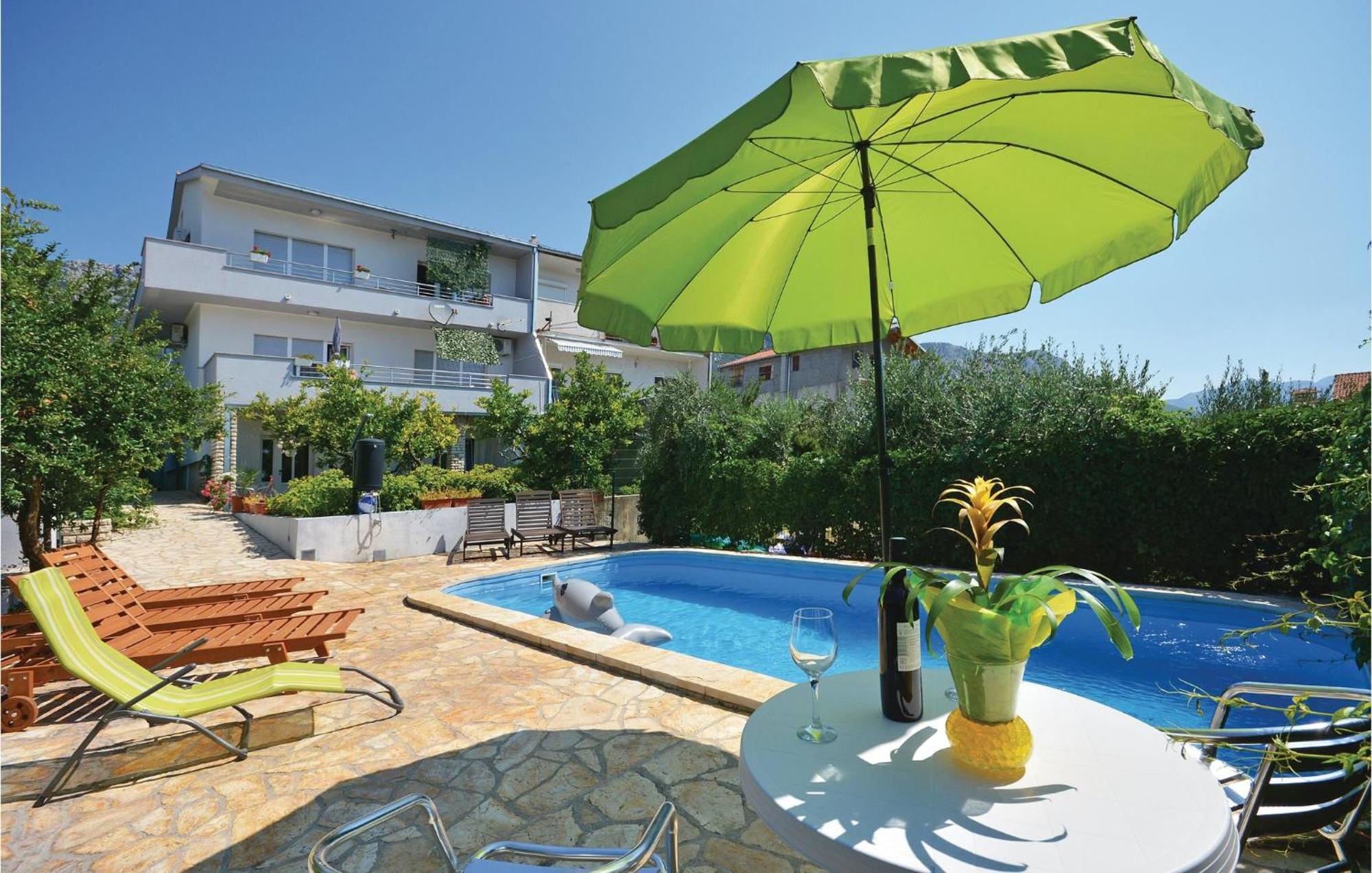 Kaštela Amazing Apartment In Kastel Sucurac With Kitchen מראה חיצוני תמונה