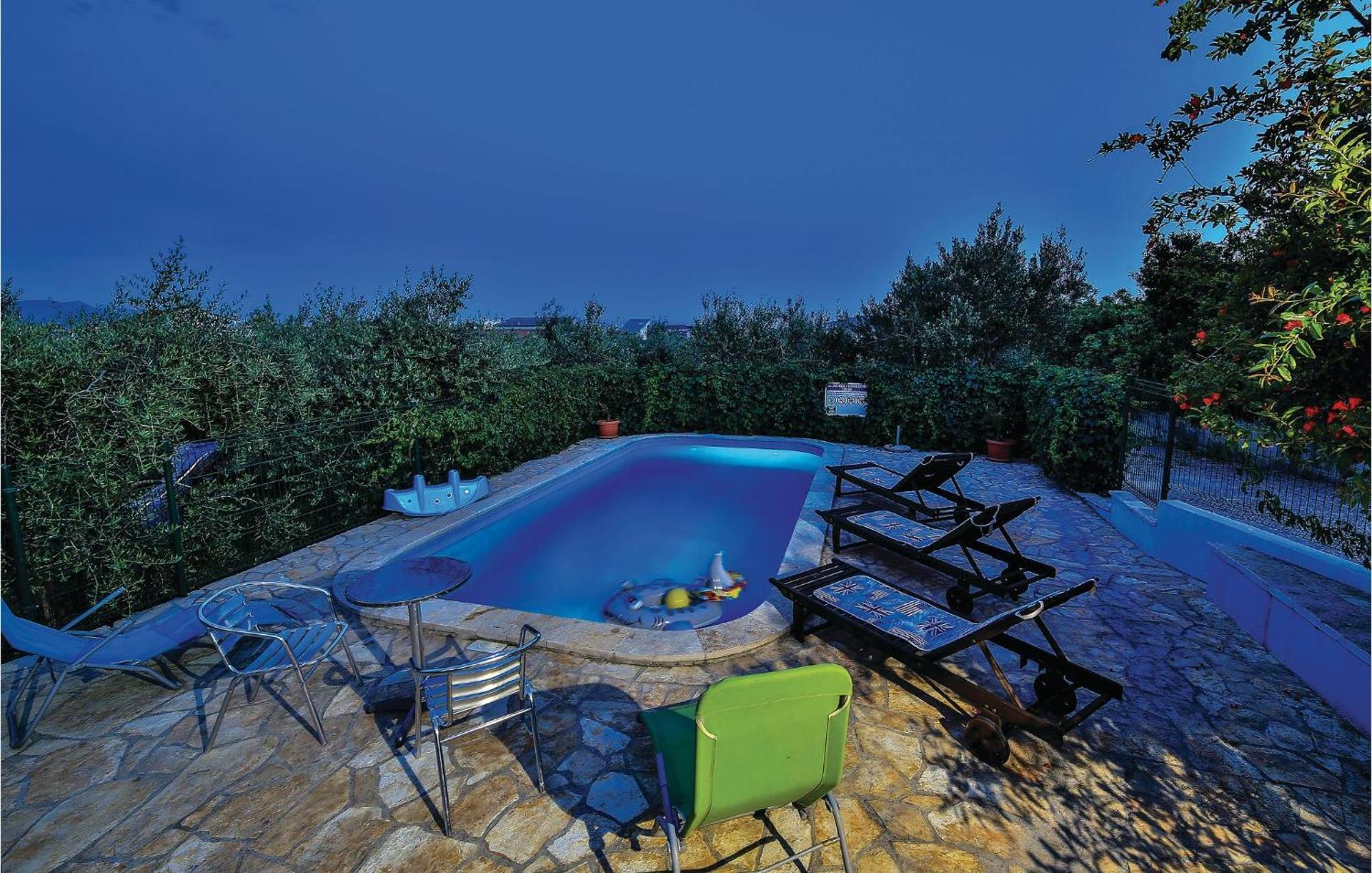 Kaštela Amazing Apartment In Kastel Sucurac With Kitchen מראה חיצוני תמונה